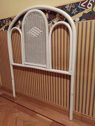 Conjunto de 2 cabeceros y 1 mesilla blanca mimbre