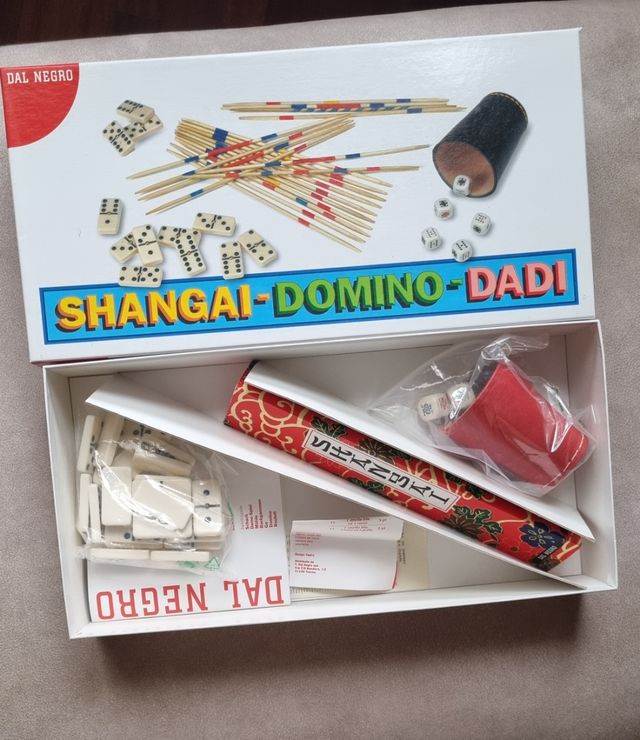 Gioco da tavolo shangai, domino e dadi