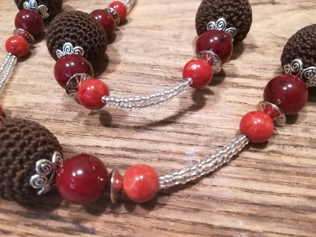 Collana artigianale con perle a uncinetto handmade