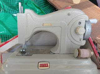 Maquina de coser de juguete