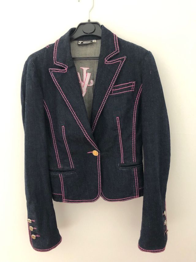 traje pantalon vaquero azul con letras fusia