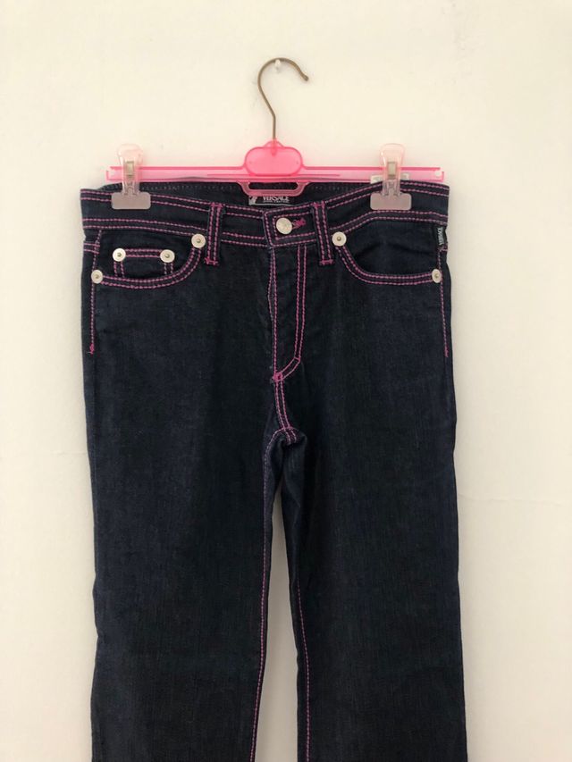 traje pantalon vaquero azul con letras fusia