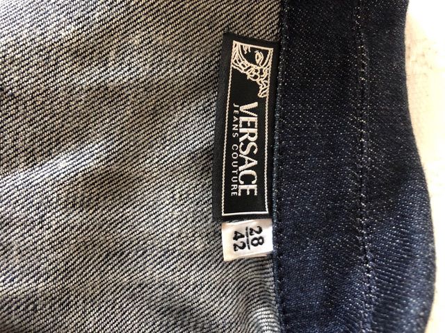 traje pantalon vaquero azul con letras fusia