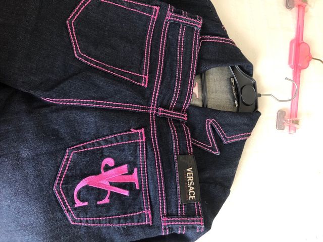 traje pantalon vaquero azul con letras fusia