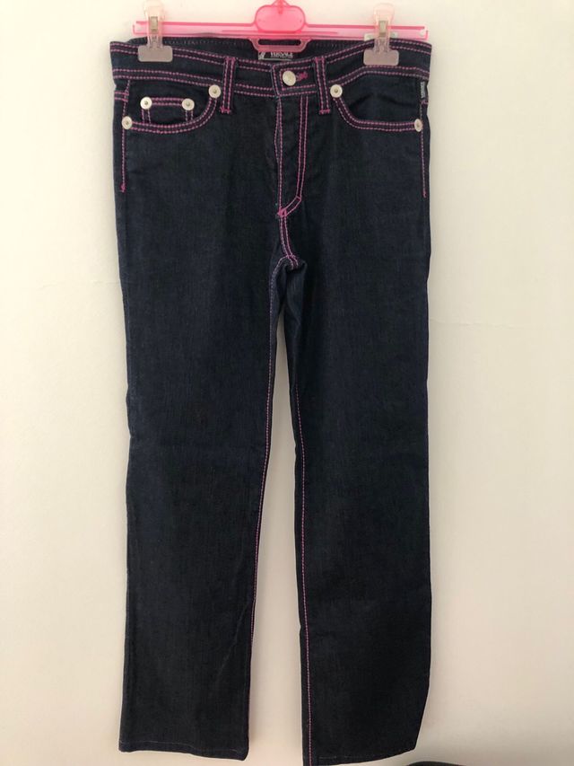 traje pantalon vaquero azul con letras fusia