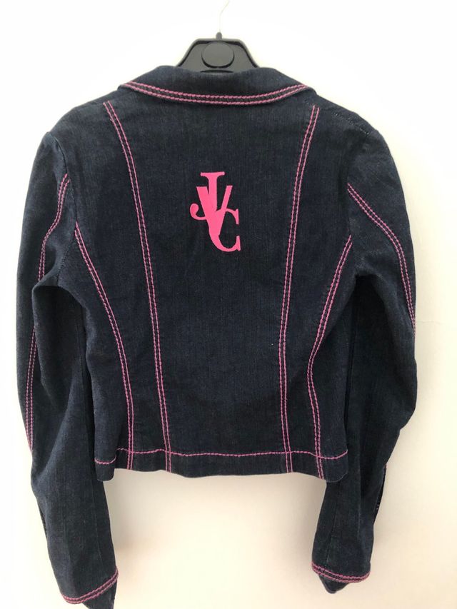 traje pantalon vaquero azul con letras fusia