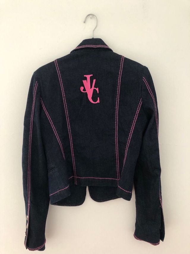 traje pantalon vaquero azul con letras fusia