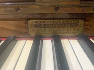 Piano de pared marca Sinfonic