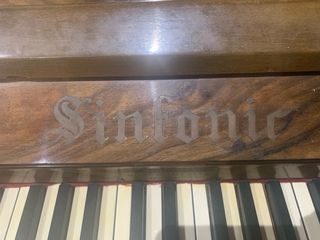 Piano de pared marca Sinfonic