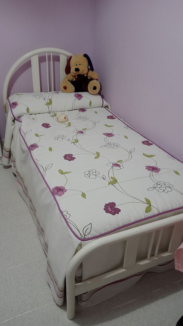 Cama de 90 completa con colcha y cortina a juego