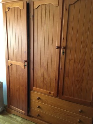 Armario de  madera maciza ,de pino