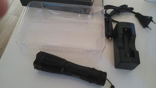 Linterna táctica recargable