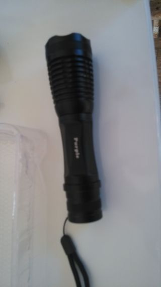 Linterna táctica recargable