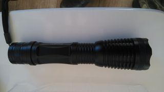 Linterna táctica recargable