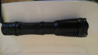 Linterna táctica recargable