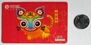 Tarjeta telefónica (gato) y moneda chinas