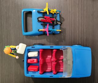 Coche, monopatín, bicicleta y muñecos Playmobil