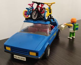 Coche, monopatín, bicicleta y muñecos Playmobil