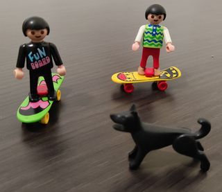 Coche, monopatín, bicicleta y muñecos Playmobil