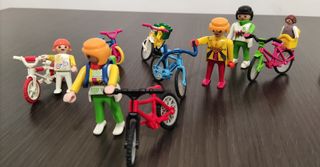 Coche, monopatín, bicicleta y muñecos Playmobil