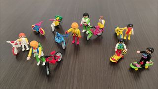 Coche, monopatín, bicicleta y muñecos Playmobil