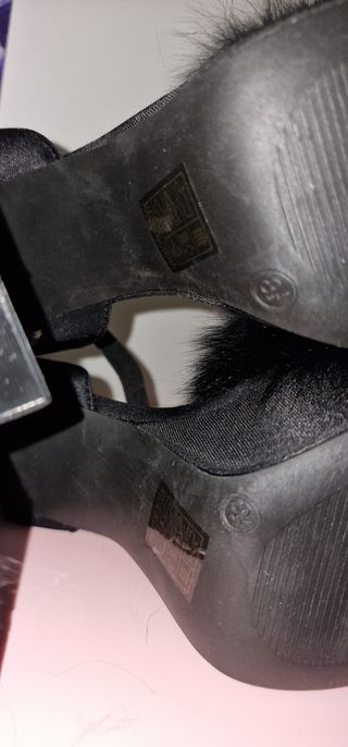 ZAPATOS TACÓN POMPOM NEGROS