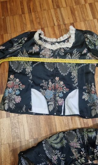 Traje regional de fallera.