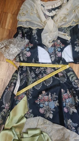 Traje regional de fallera.