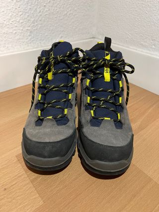 botas montaña infantiles T36 precio decathlon 45€.