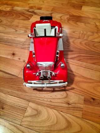 Orologio con sveglia vintage a forma di macchina