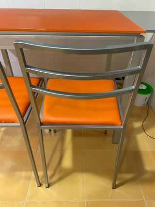 Práctico conjunto de mesa y sillas