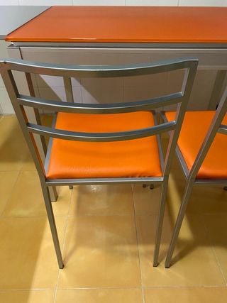 Práctico conjunto de mesa y sillas