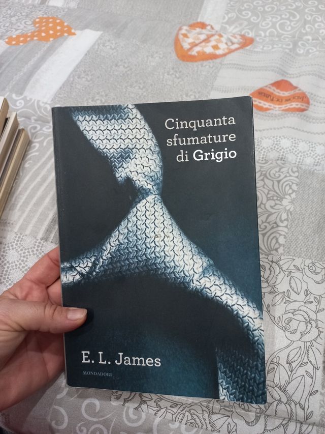 Libro "cinquanta sfumature di grigio"