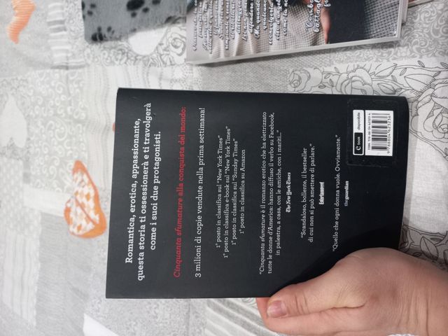 Libro "cinquanta sfumature di grigio"