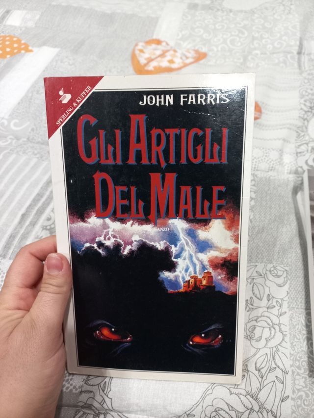 Libro "gli artigli del male"