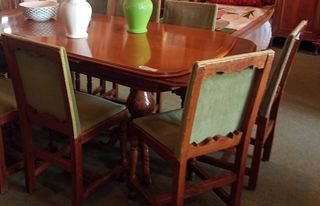 SILLA BEIGE NOGAL TAPIZADA EN ASIENTO Y RESPALDO