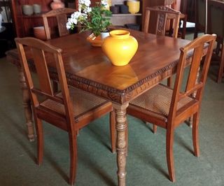 MESA CUADRADA LABRADA EN EL BORDE Y LAS PATAS