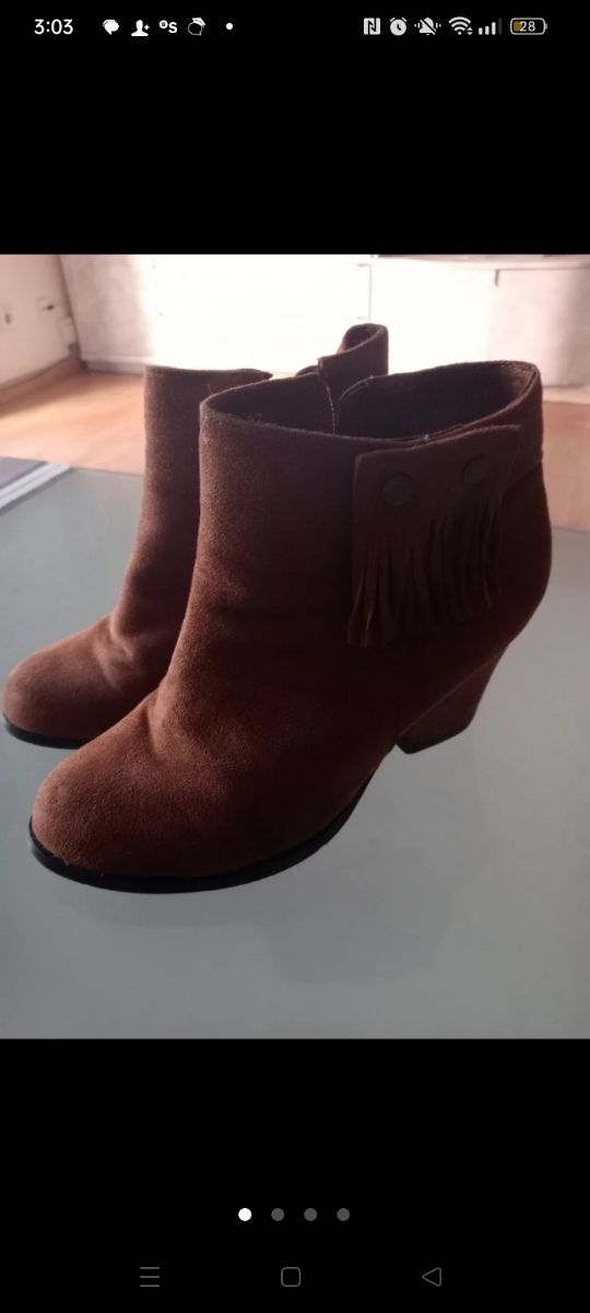 Botones marrones ante