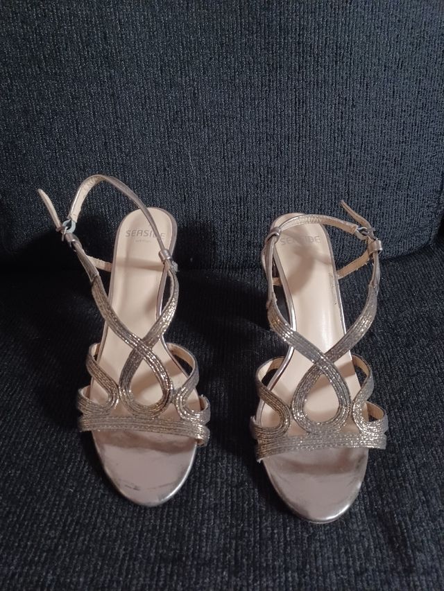 Linda e elegante Sandália dourada.