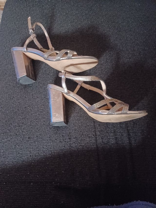 Linda e elegante Sandália dourada.