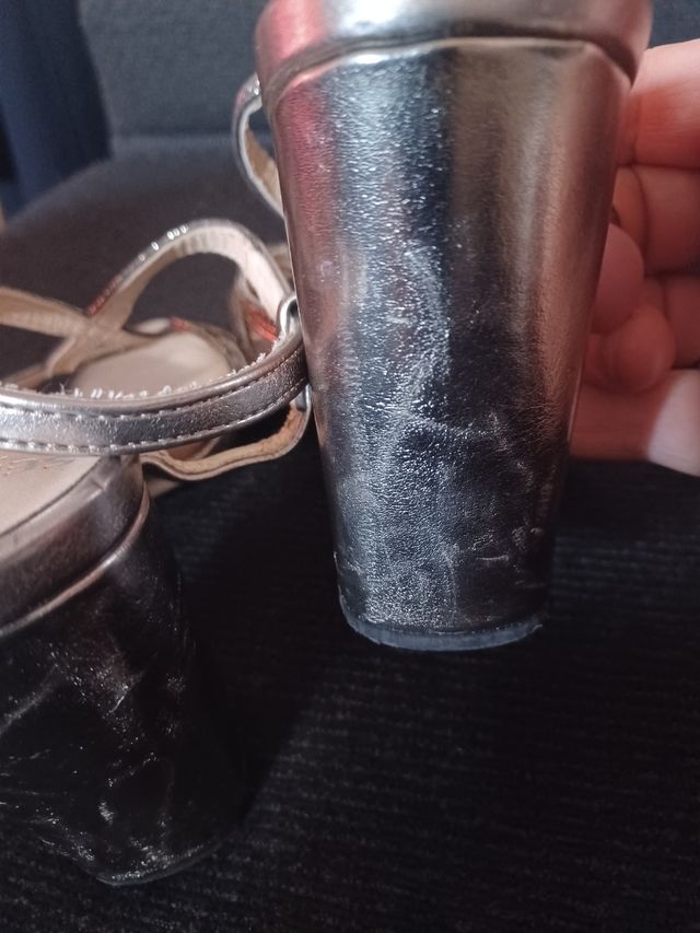 Linda e elegante Sandália dourada.