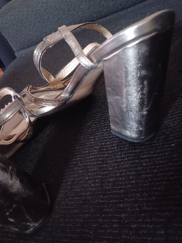 Linda e elegante Sandália dourada.