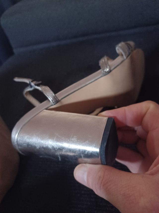 Linda e elegante Sandália dourada.