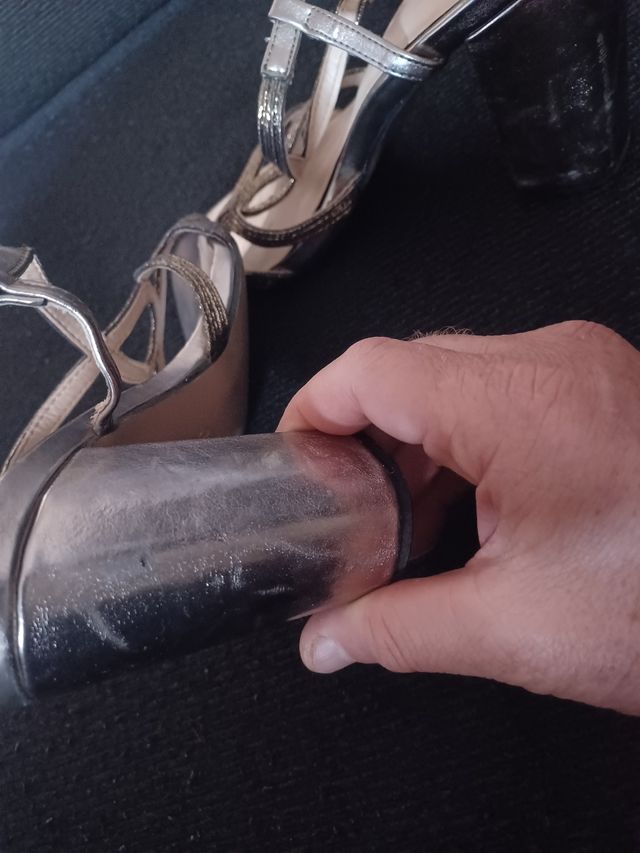 Linda e elegante Sandália dourada.