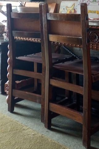 SILLAS CASTELLANAS MADERA CUERO Y TACHUELAS