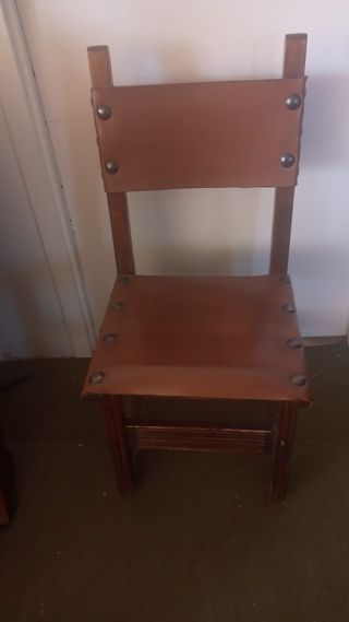 SILLAS CASTELLANAS MADERA CUERO Y TACHUELAS