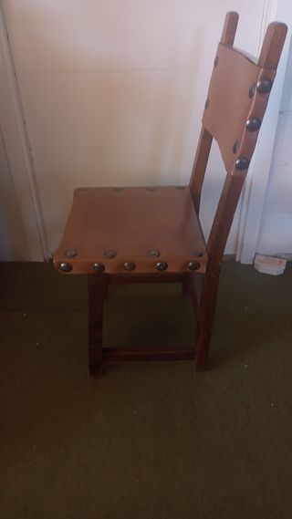 SILLAS CASTELLANAS MADERA CUERO Y TACHUELAS
