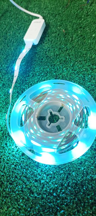 Lote cinco artículos electrónicos para el hogar.