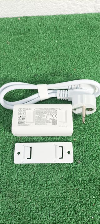 Lote cinco artículos electrónicos para el hogar.