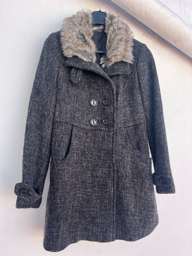 Abrigo negro con tonos grises